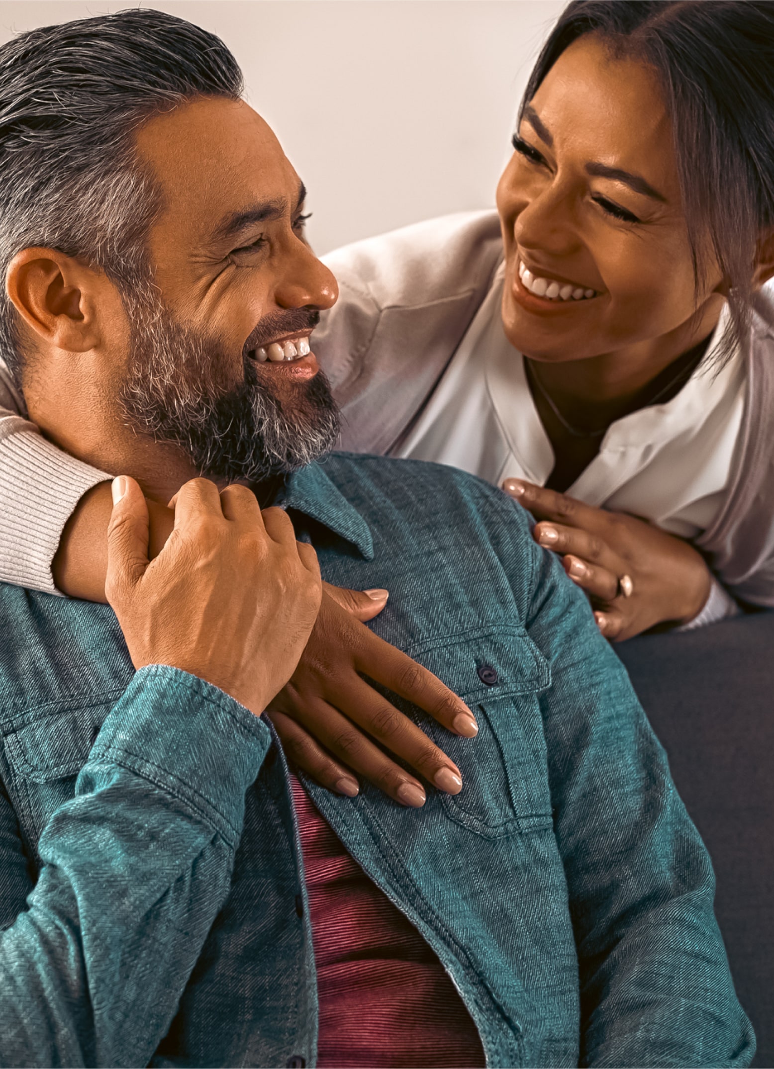 A couple in Florida sharing mutual support while learning about gambling awareness with Playwise.