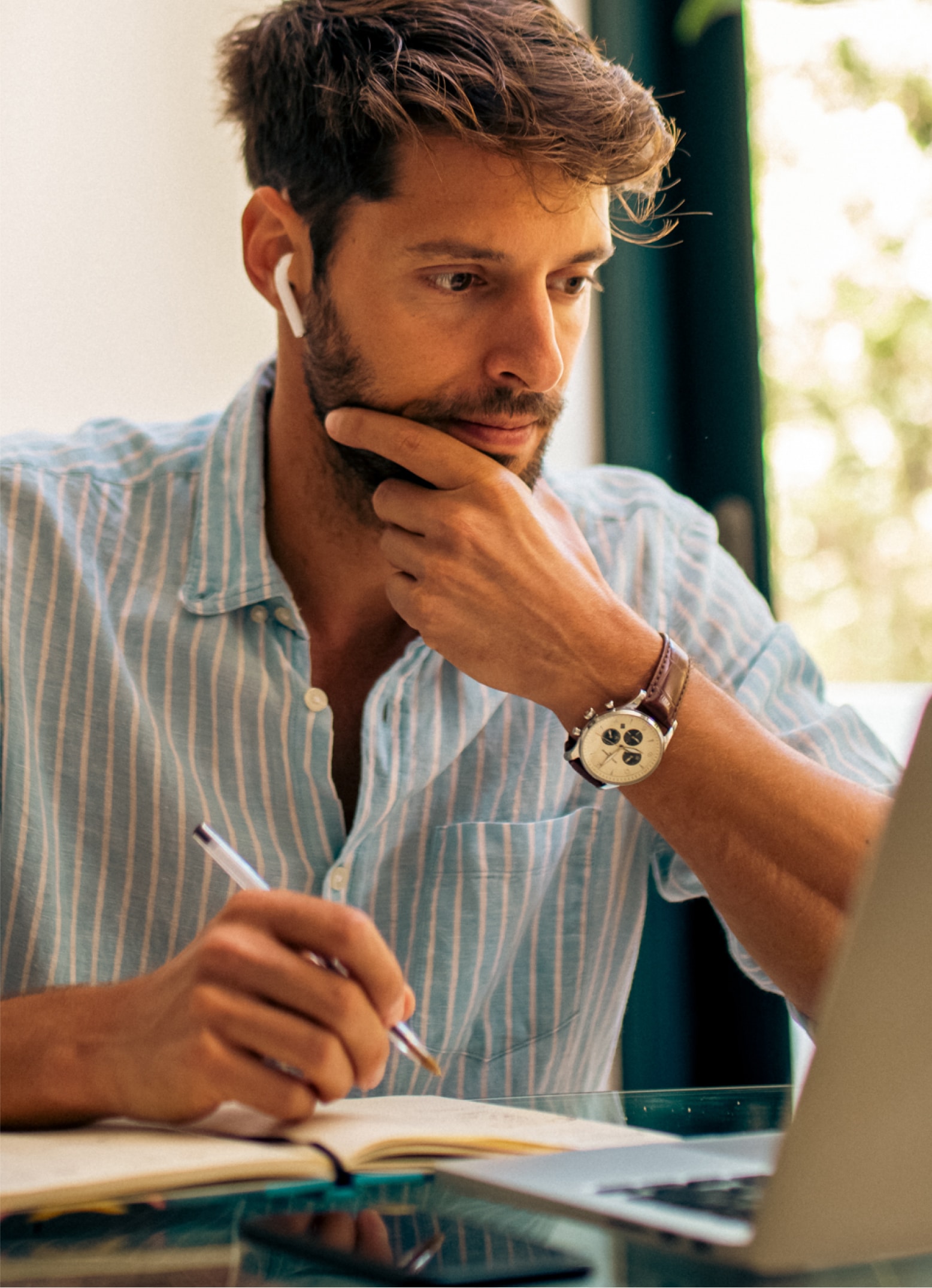 A man in Florida focused on his laptop, researching ways to regain control over his gambling habits with Playwise.