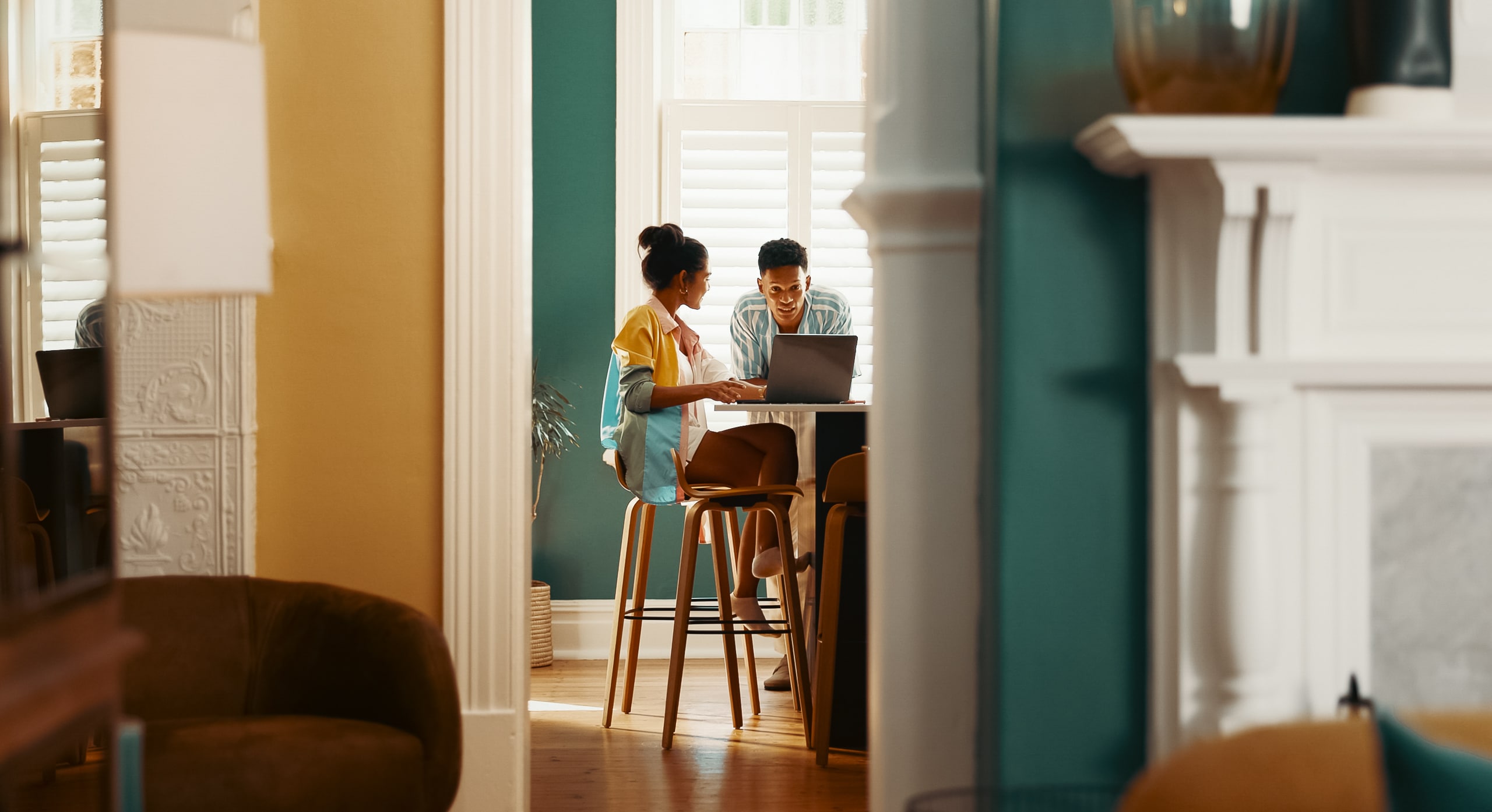 Two people in Florida sitting at a table, discussing how gambling impacts their relationships and daily life with Playwise support.